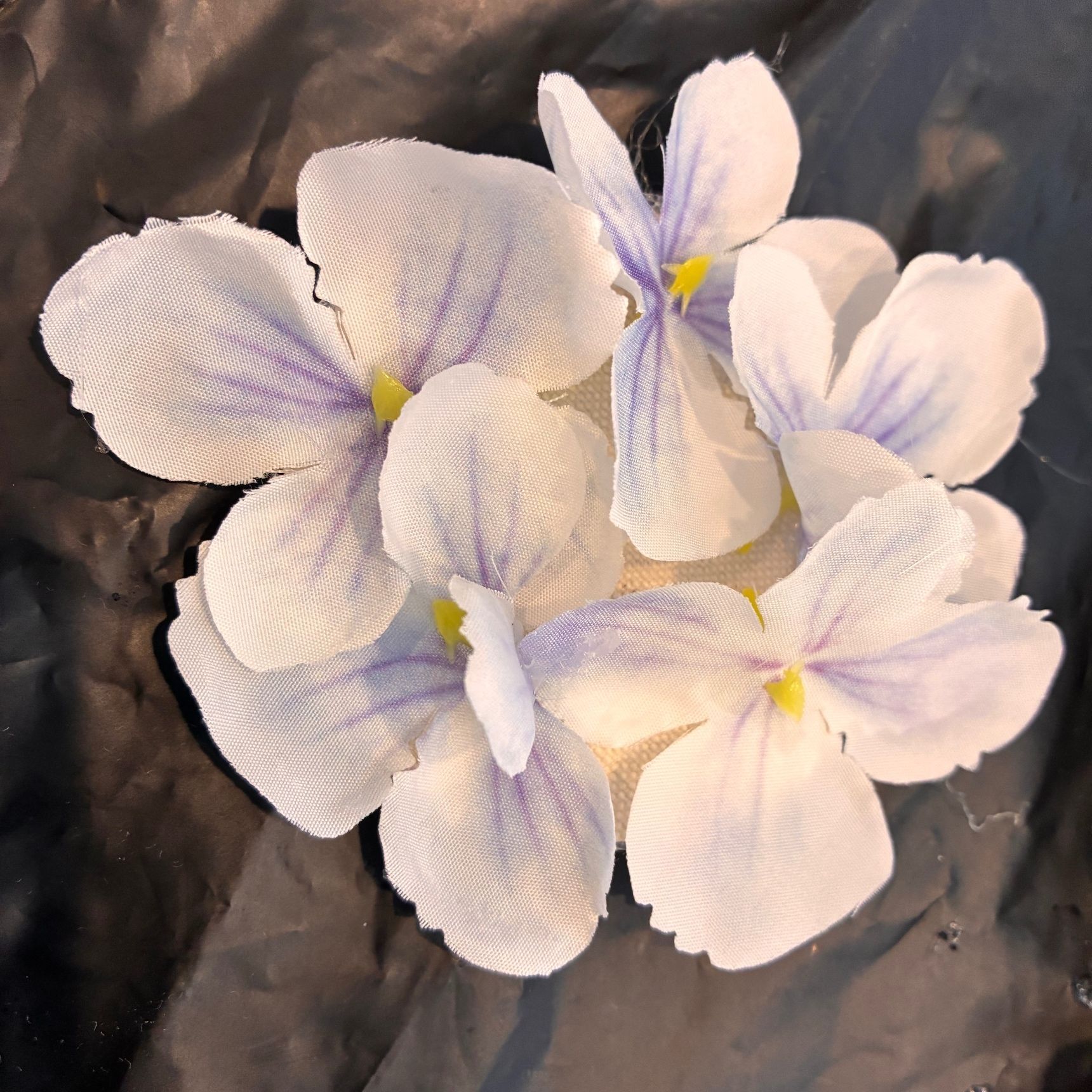 花は、あえてチグハグに貼る