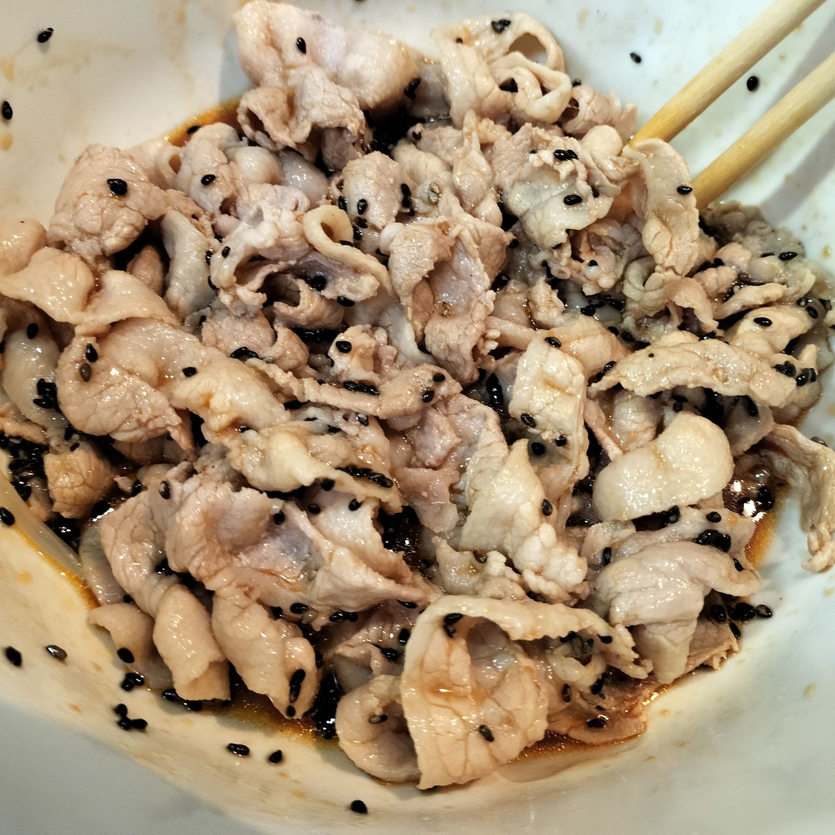 5、豚バラ肉を低温でしゃぶしゃぶする→ザルに取る→ボウルに入れて、手順1のタレの半量程を絡ませる