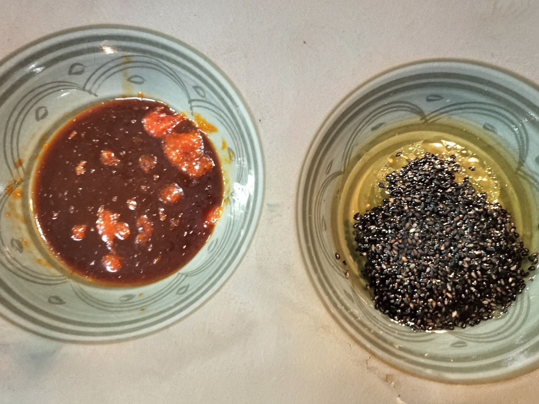 1、器に、ラーメンスープを入れる→材料●を加えて、冷やし中華のタレをつくる