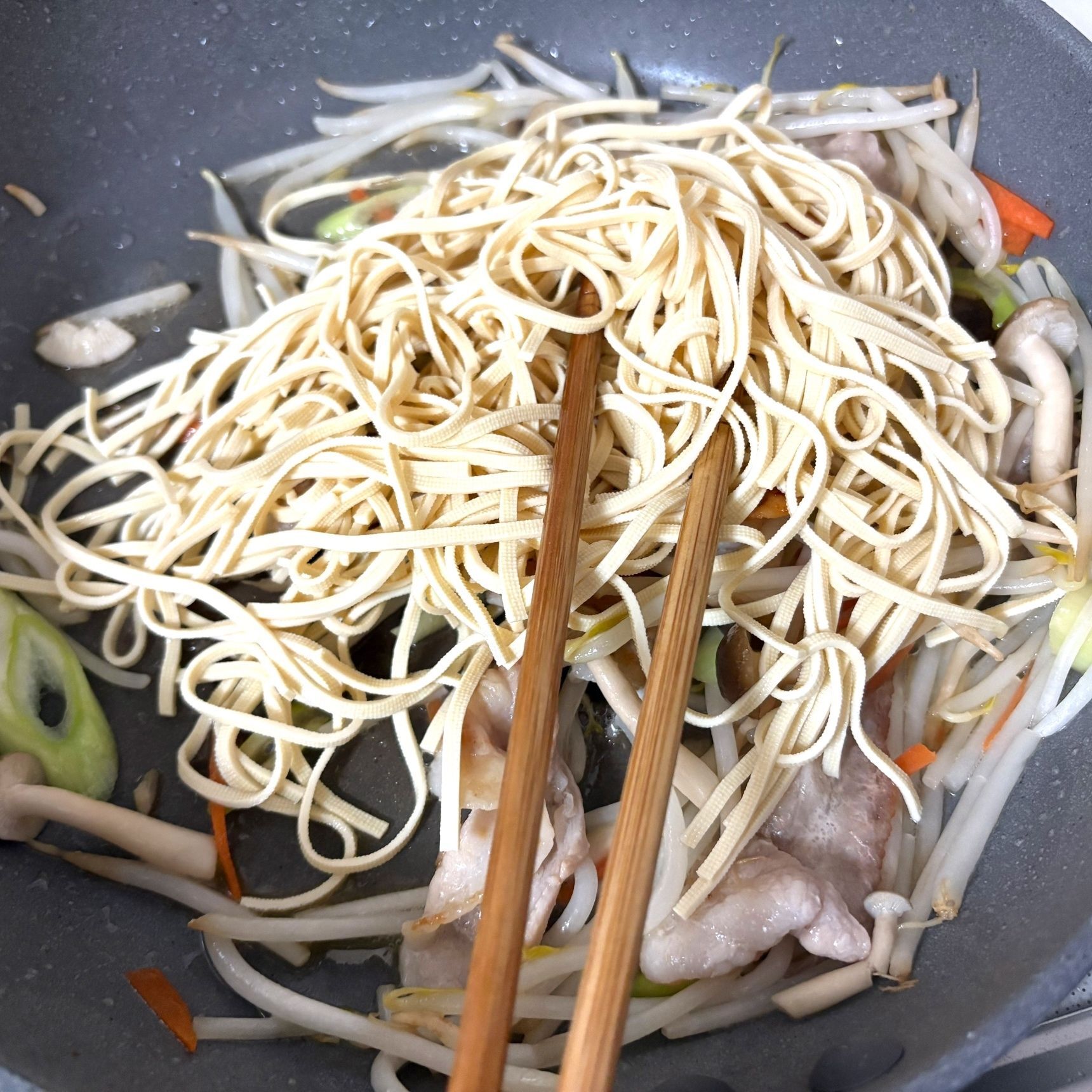 麺を炒めて焼きそばにしてみました！