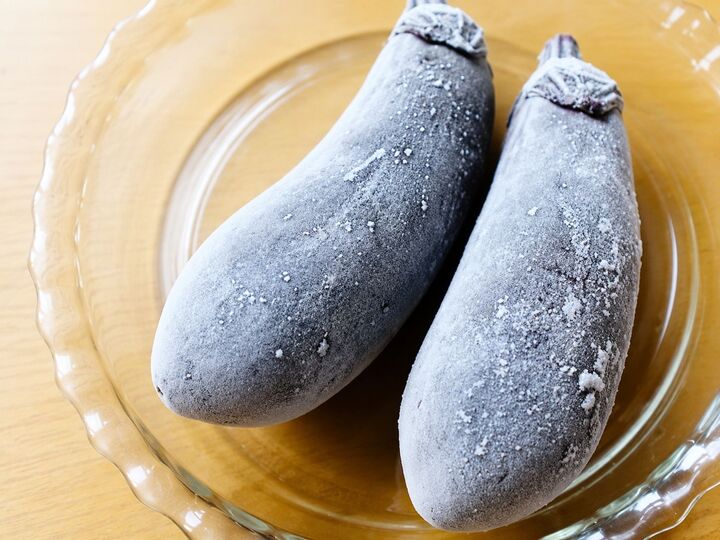 なすは「まるごと冷凍」が正解!?驚きのおいしさ&時短テクを検証してみた!