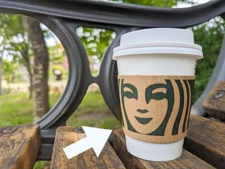 秒でできるスタバの『スリーブ』の変身術♡2つ重ねれば“忘れ物防止”に!?暮らしに役立つ使い道3選