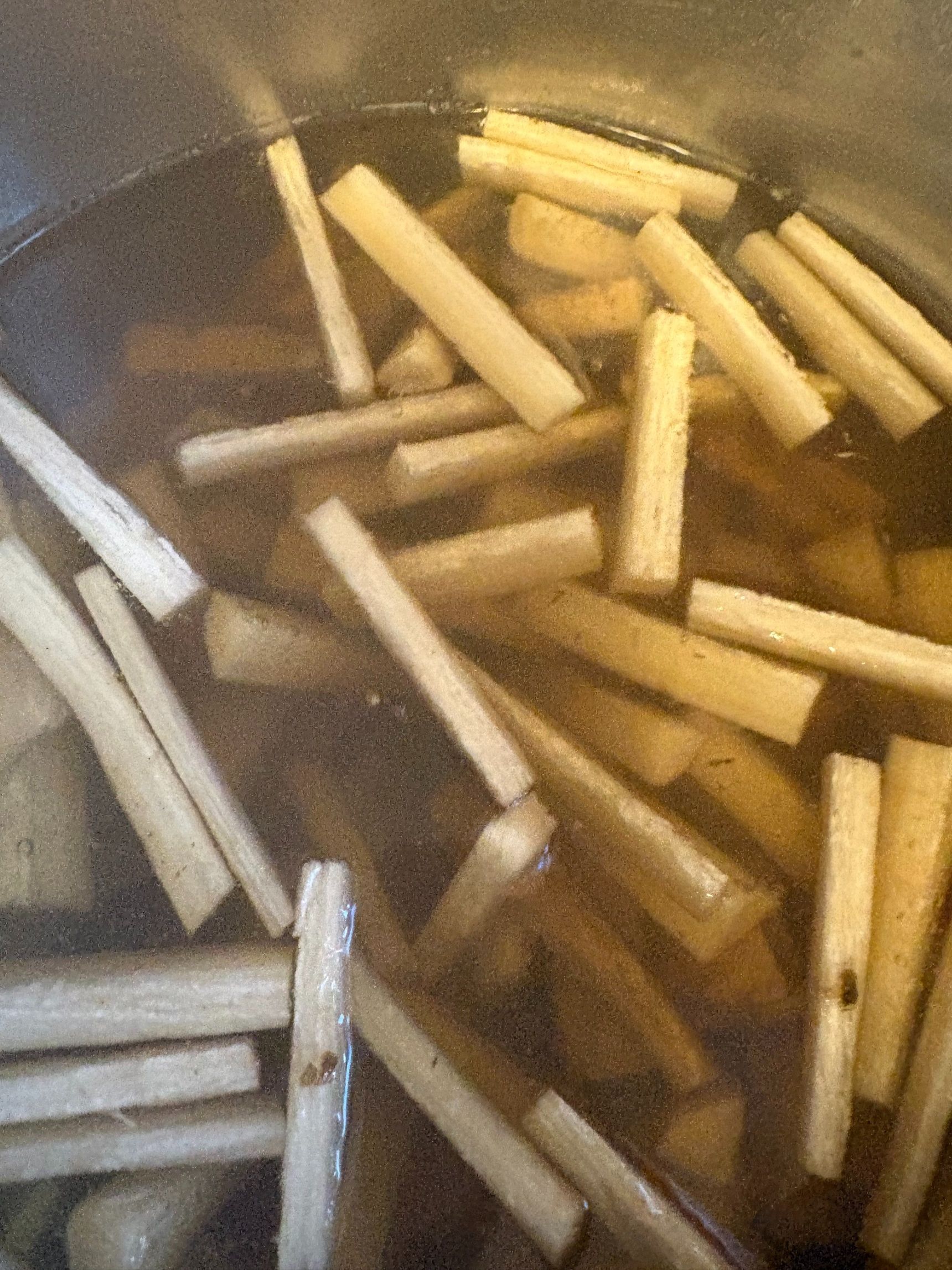 小口に切ってから軽く塩をして５分ぐらいさっと下茹でします。
