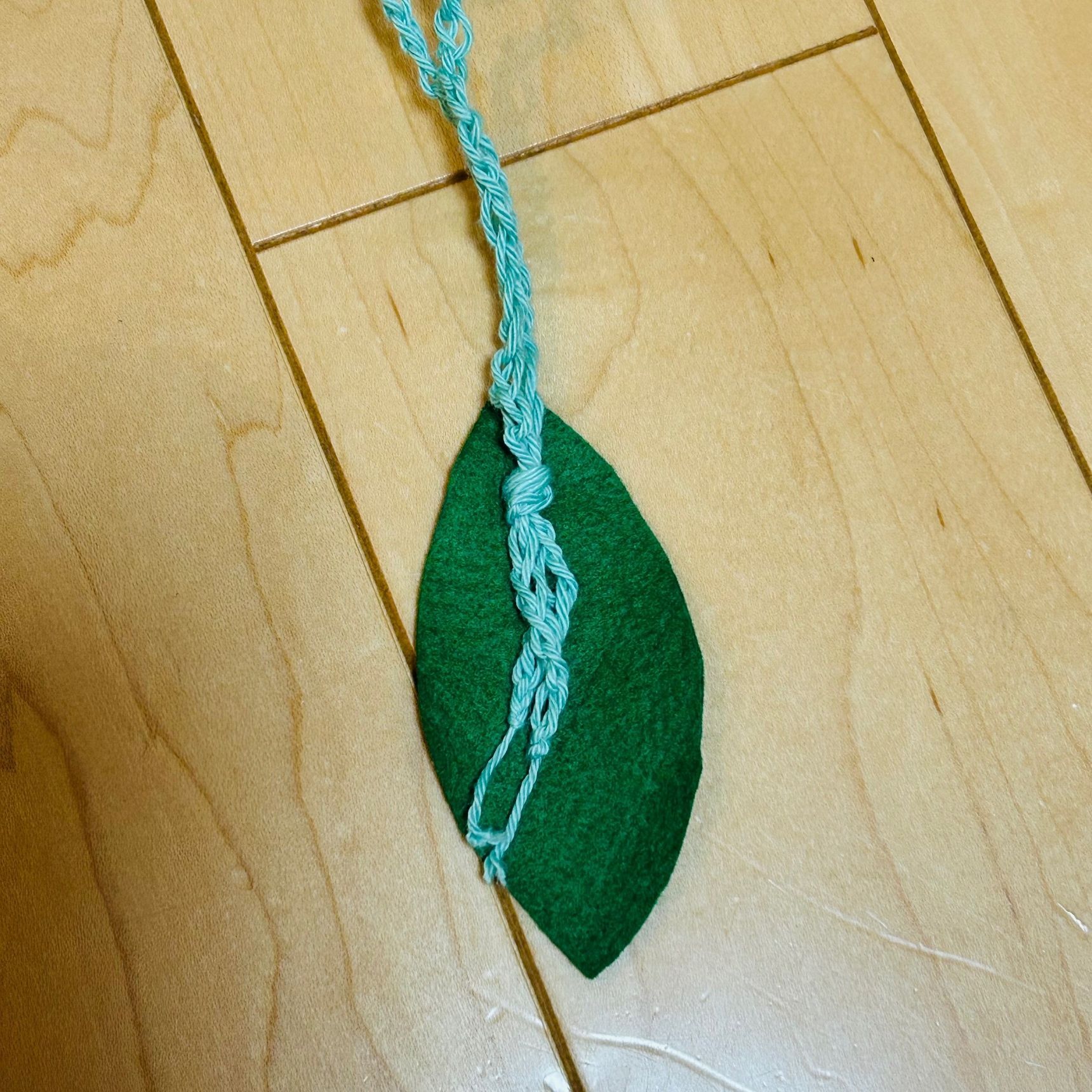 ⑨緑色のフェルトで葉っぱを作ります