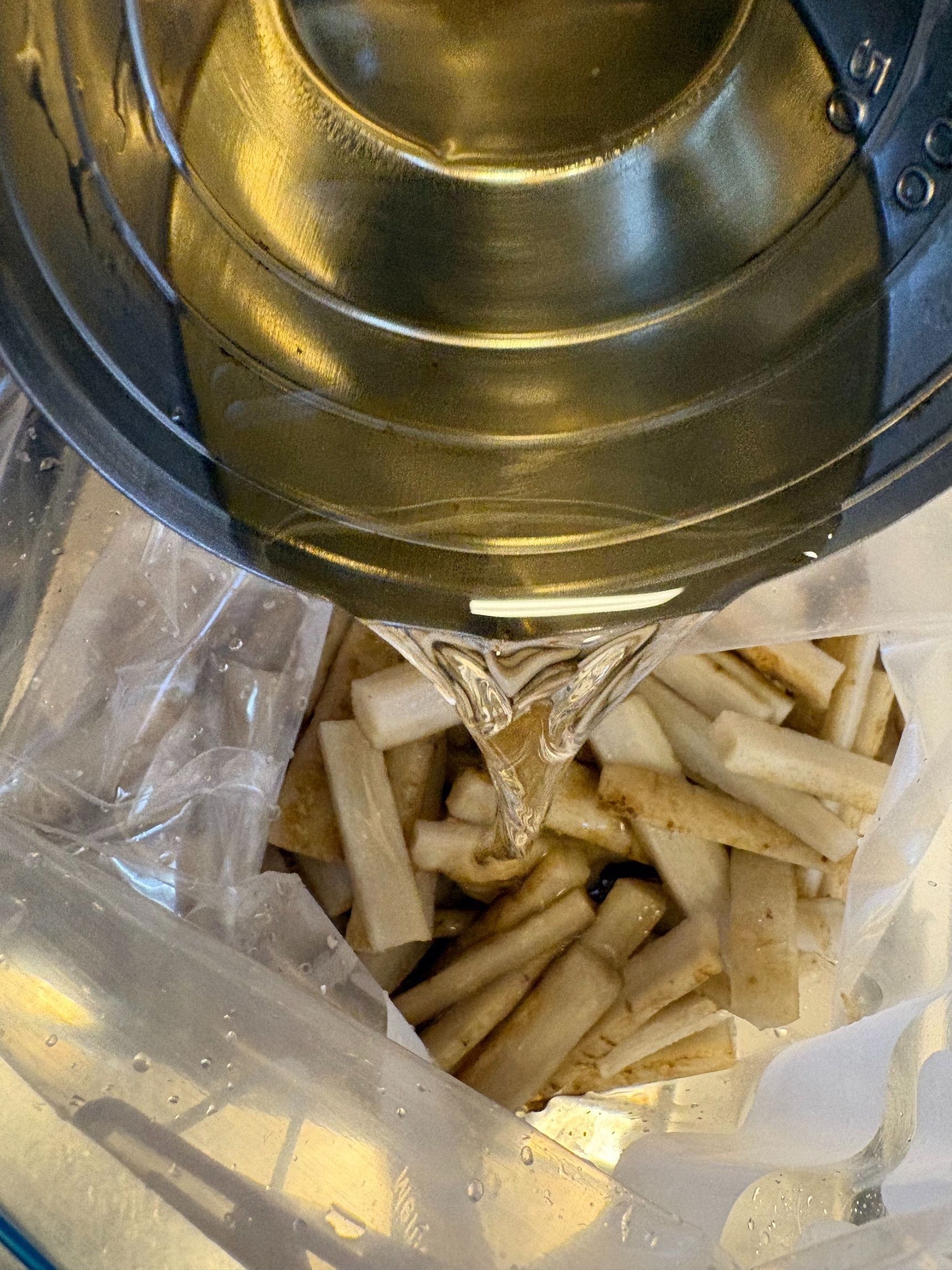 簡単酢を入れて全体を揉んでから
