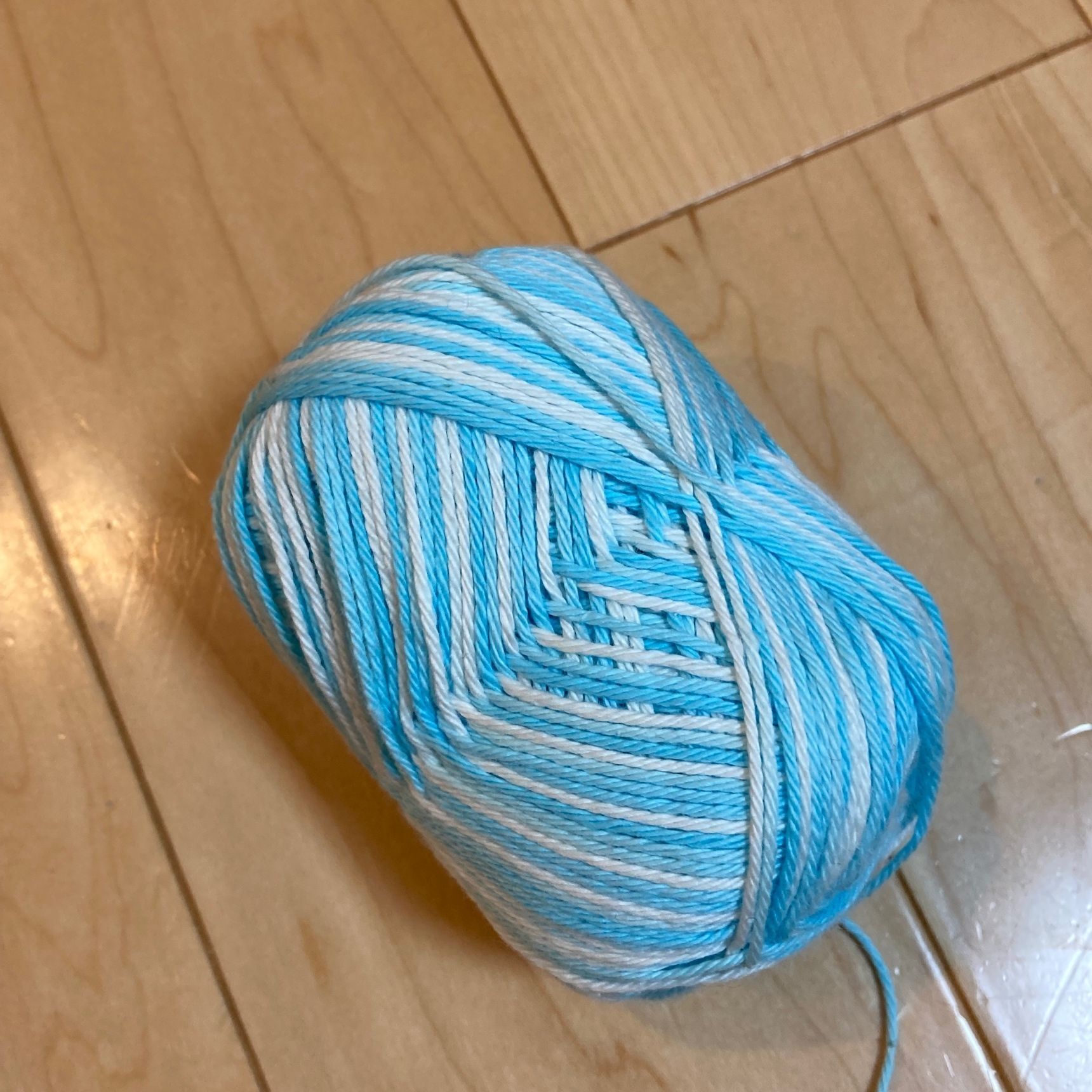 ①青系グラデーションのコットンヤーンを使います