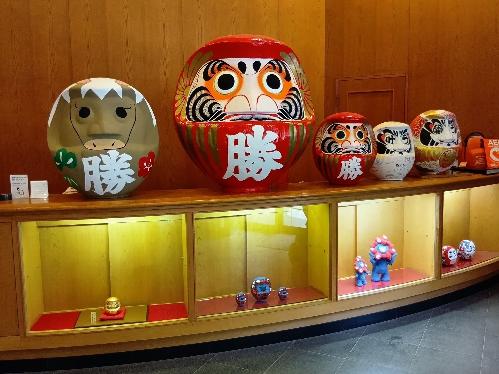 境内を散策中、だるまの中に、ミャクミャク発見！
