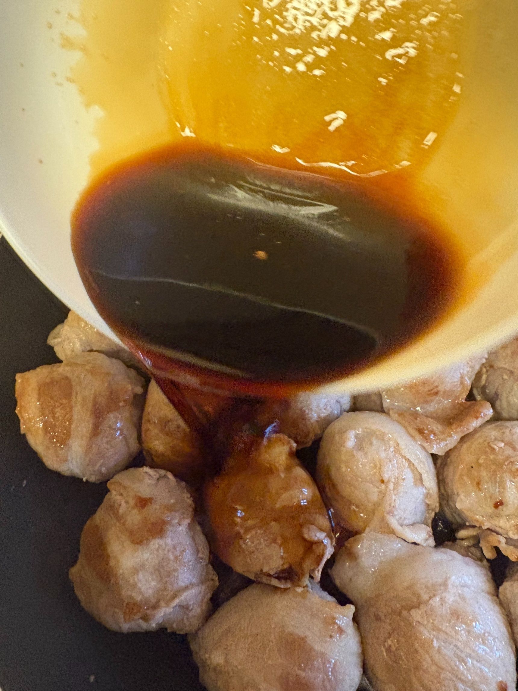 全体に焼き目が付いたら合わせておいたタレを一気にかけて全体にからめます。