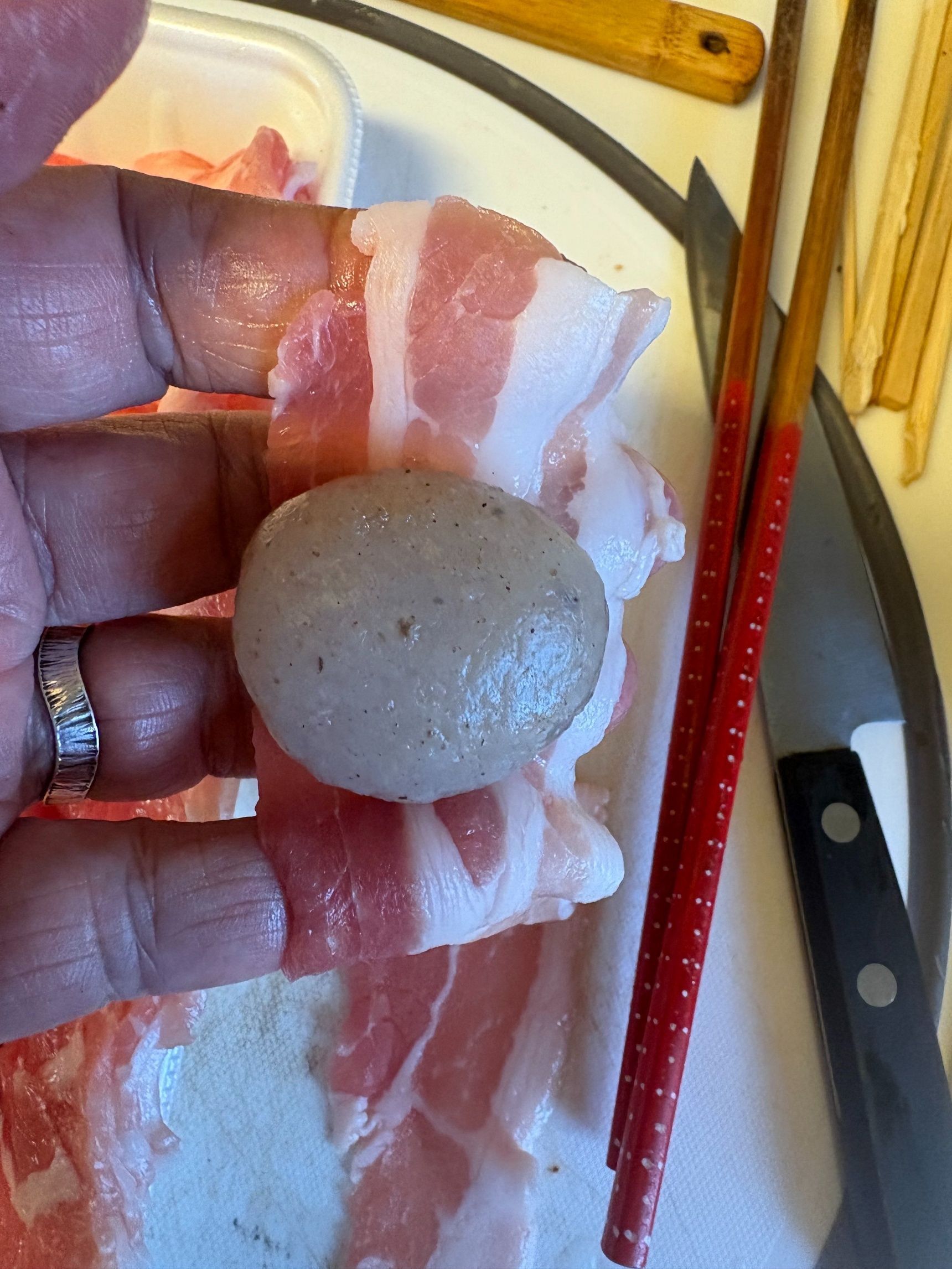 薄切りのお肉で周りを巻いて行きます。