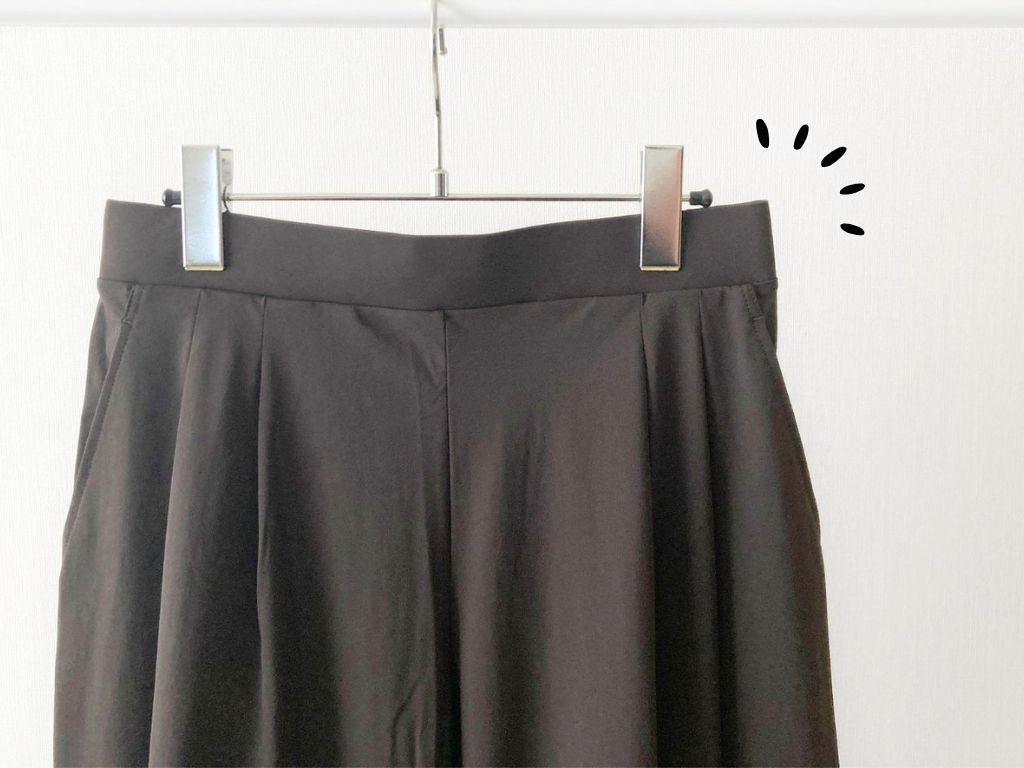 【ユニクロ】40代・50代にも大絶賛の『ワイドパンツ』を履いてみた！人気すぎて売り切れ続出のワケは…？