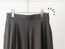 【ユニクロ】40代・50代にも大絶賛の『ワイドパンツ』を履いてみた！人気すぎて売り切れ続出のワケは…？