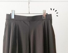 【ユニクロ】40代・50代にも大絶賛の『ワイドパンツ』を履いてみた！人気すぎて売り切れ続出のワケは…？