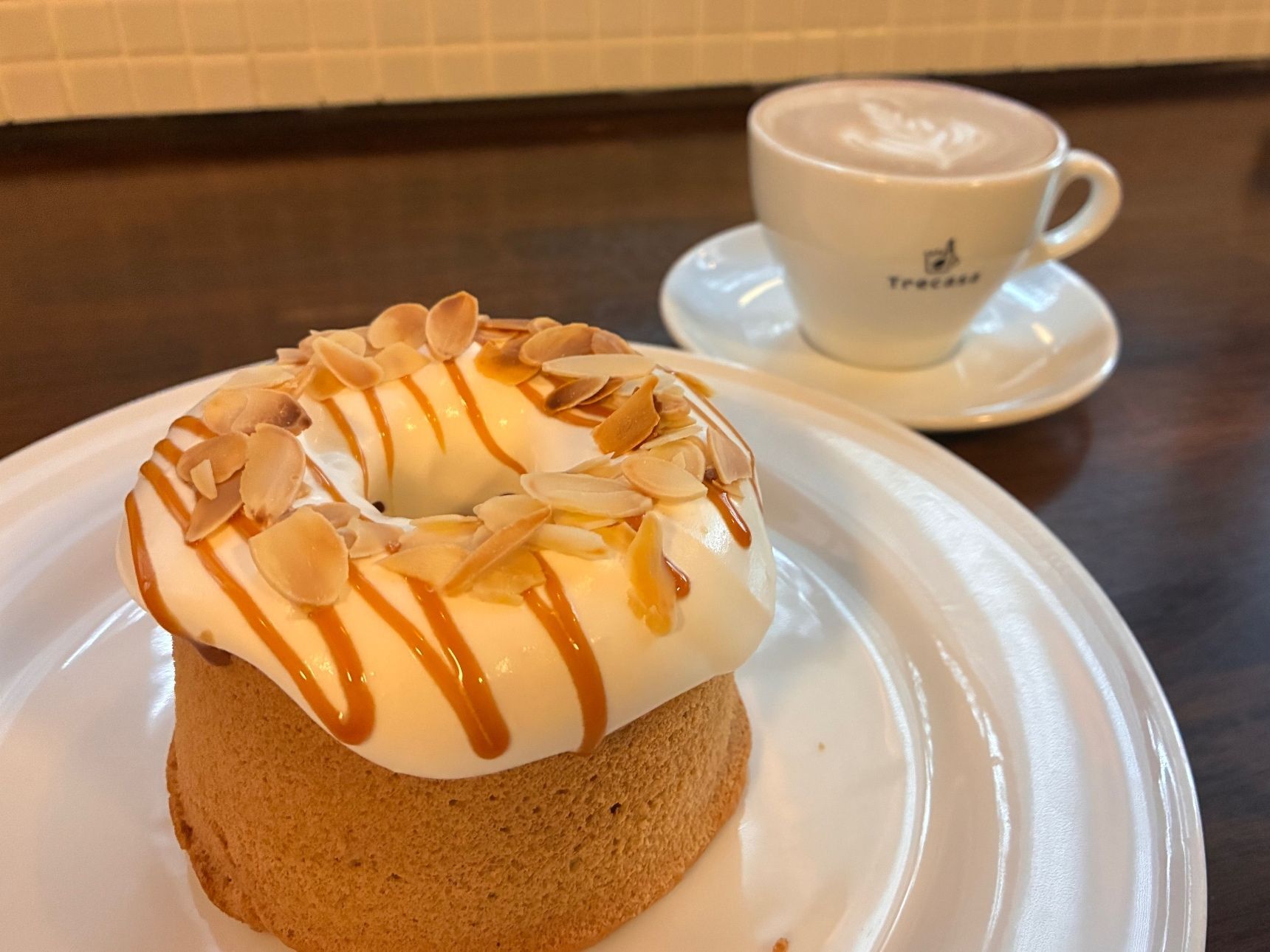 シフォンケーキとカフェラテ