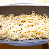 【便利すぎる夏の麺弁当】ゆでずに水でほぐすだけ！