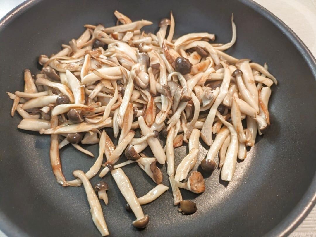 きのこの水分が無くなり、焼き色が付いたらOK