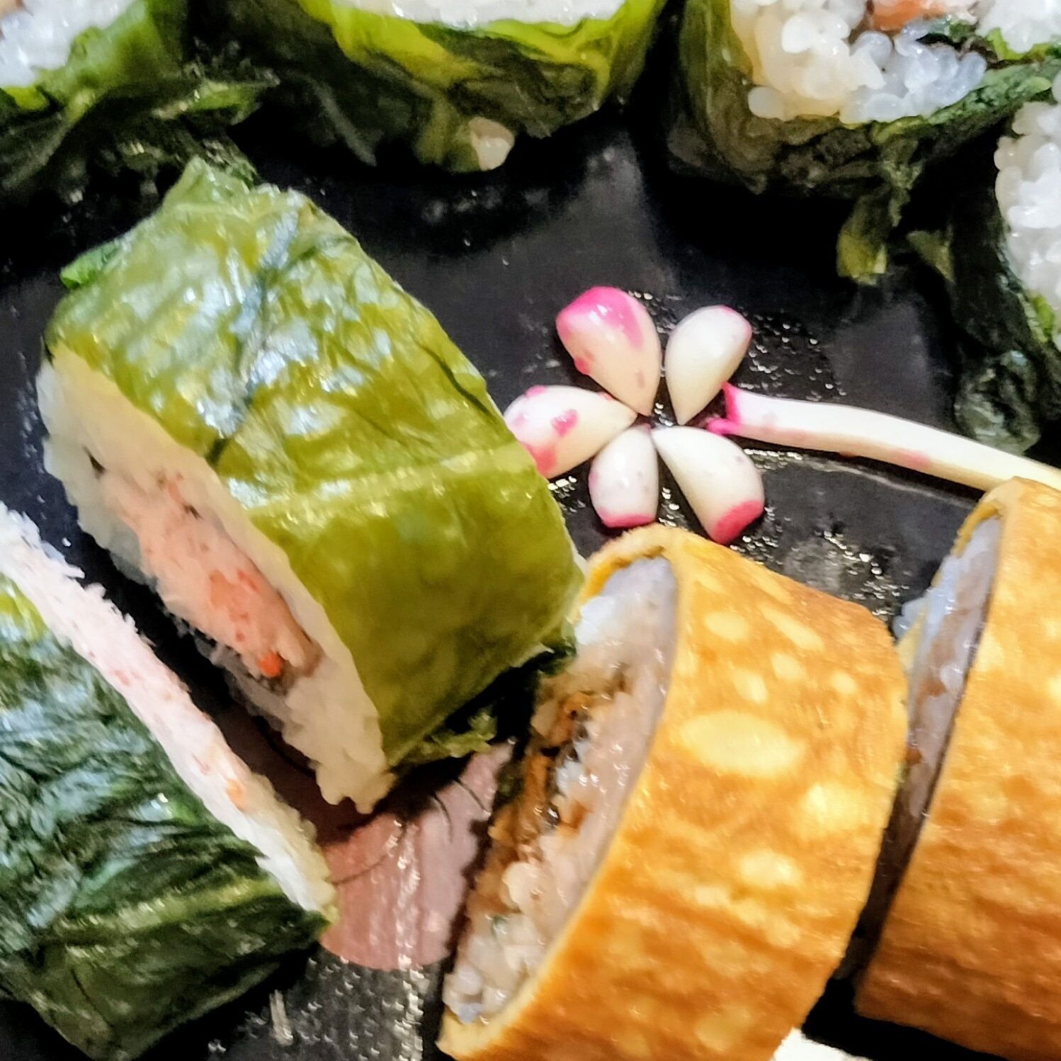 見て！外側も断面も美しい！巻き寿司2種！カニ巻き寿司！う巻き寿司！