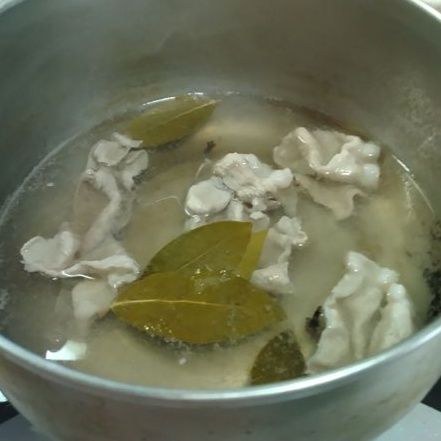 豚肉をゆでる