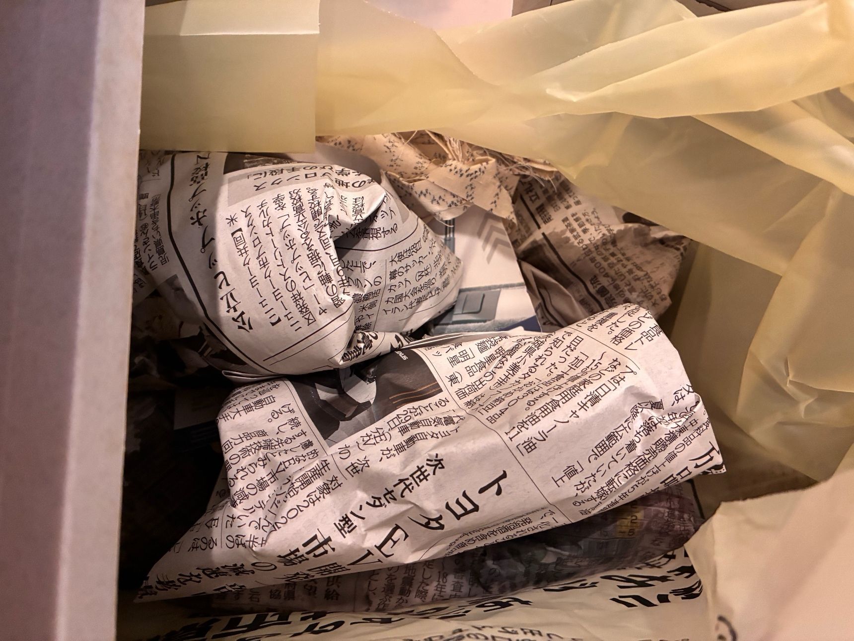 蓋を開けたらモワッとする生ごみ。新聞紙で解決して何十年！効果絶大