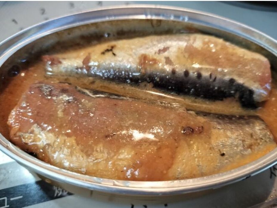 2、イワシの缶詰をあけて、イワシを2尾ずつ盛り付け、煮汁も入れる