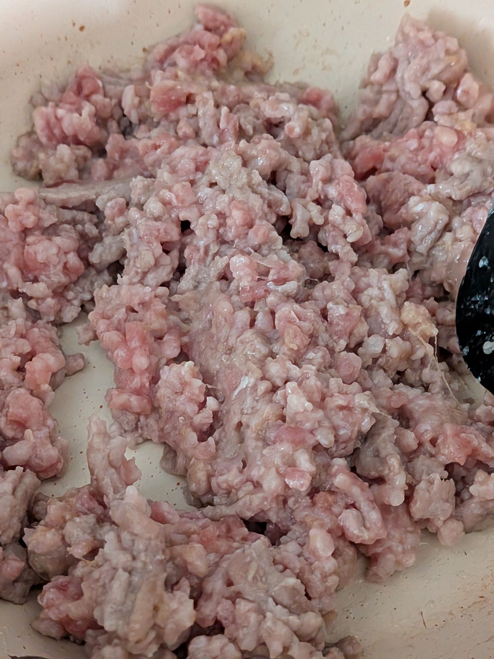 1、豚ひき肉のパックの上から◯を入れてさっと箸で混ぜる。フライパンにサラダ油を入れ、豚ひき肉を炒める。