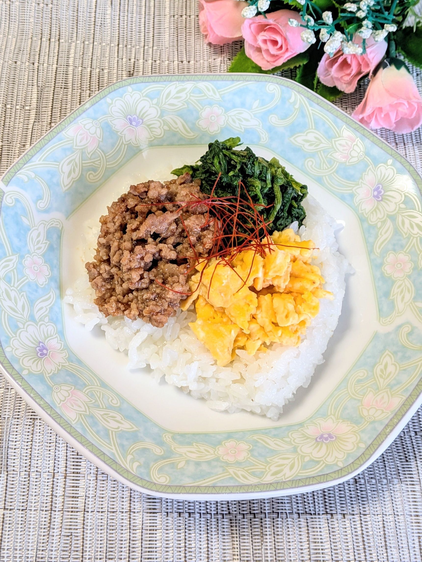 3、お皿に白ご飯を盛り付け、炒り卵、茹でほうれん草、工程2をのせる。糸唐辛子も添える。