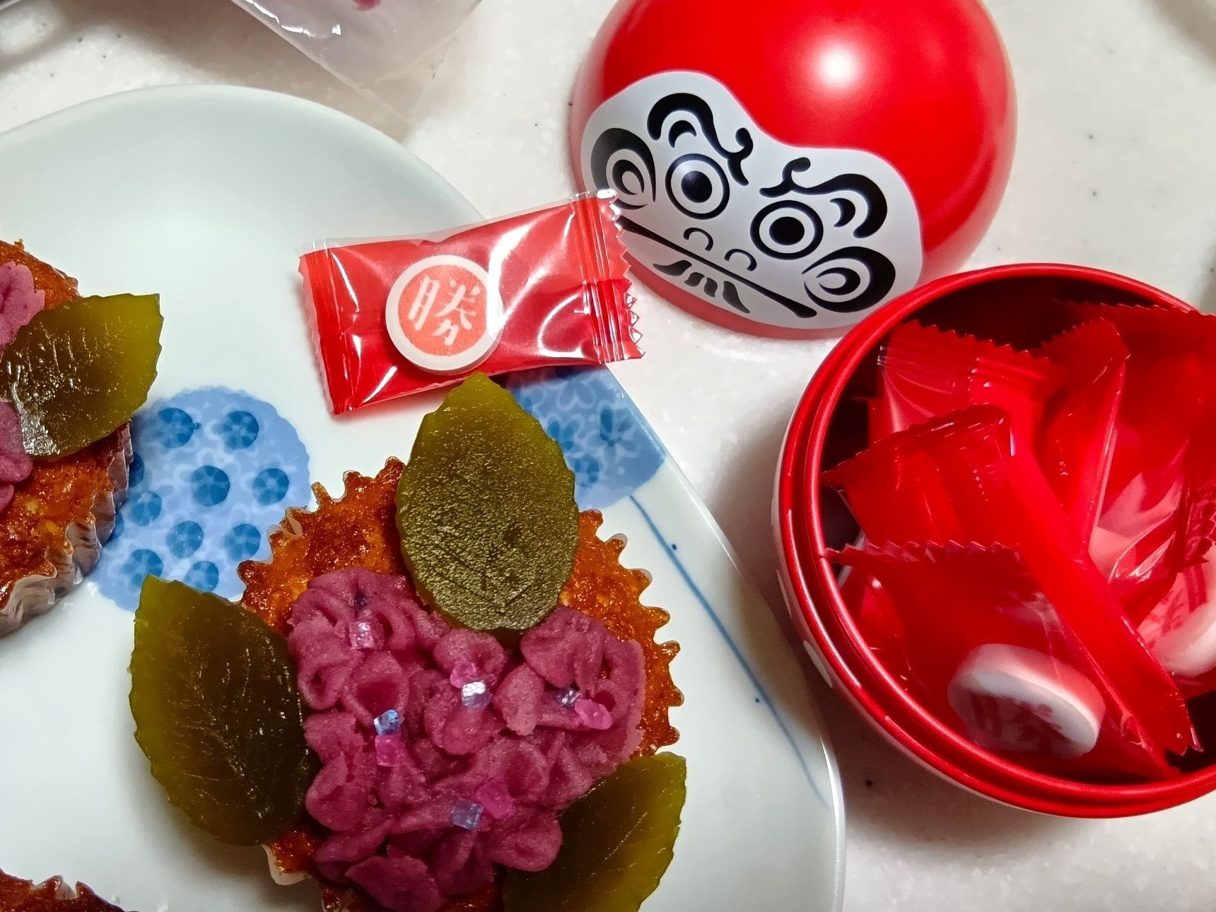 勝尾寺のお土産売り場で購入した「勝」の文字が入ったラムネを、カップケーキの飾りとしてのせてみました