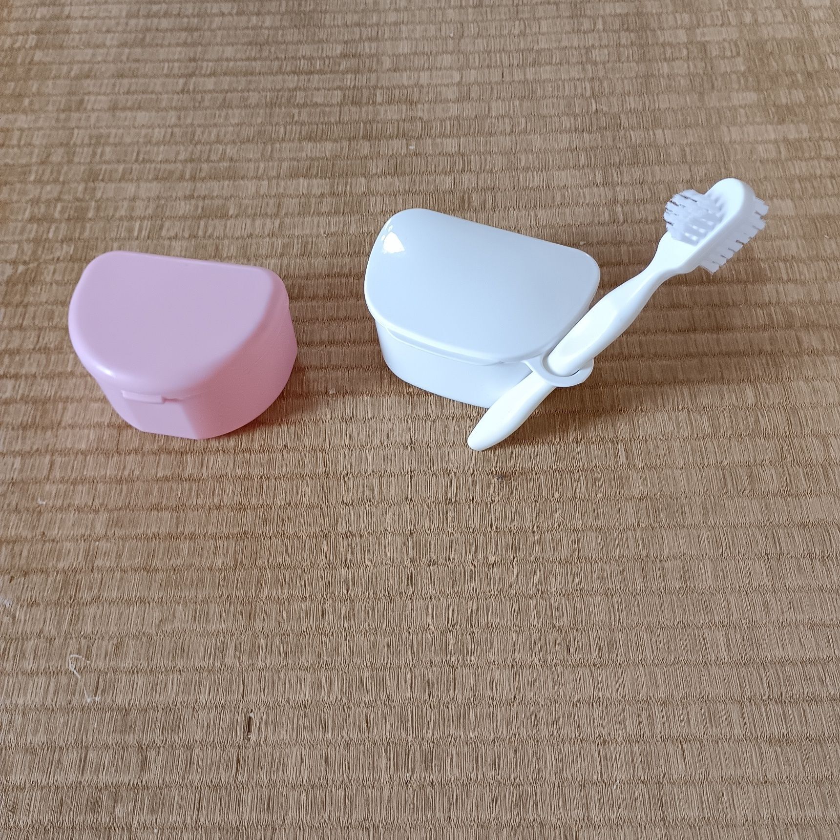 白い方は入れ歯を掃除する歯ブラシがついてます