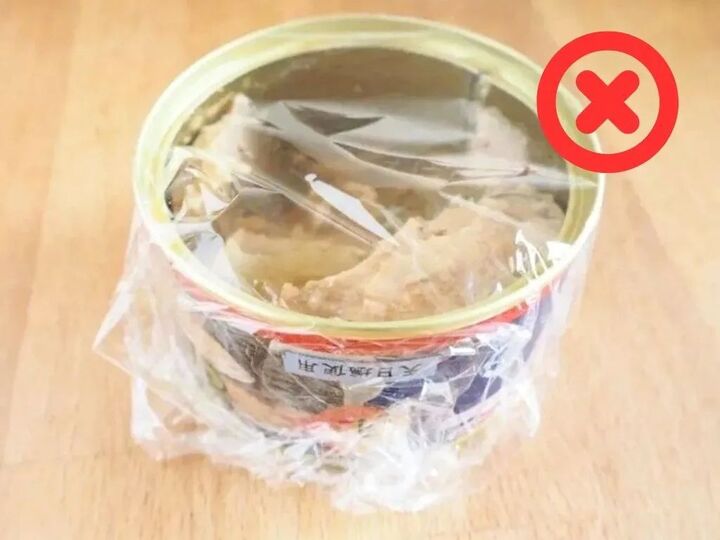 やっちゃってた…。缶にラップして冷蔵庫はNG!?開けた缶詰の正しい保存方法とは