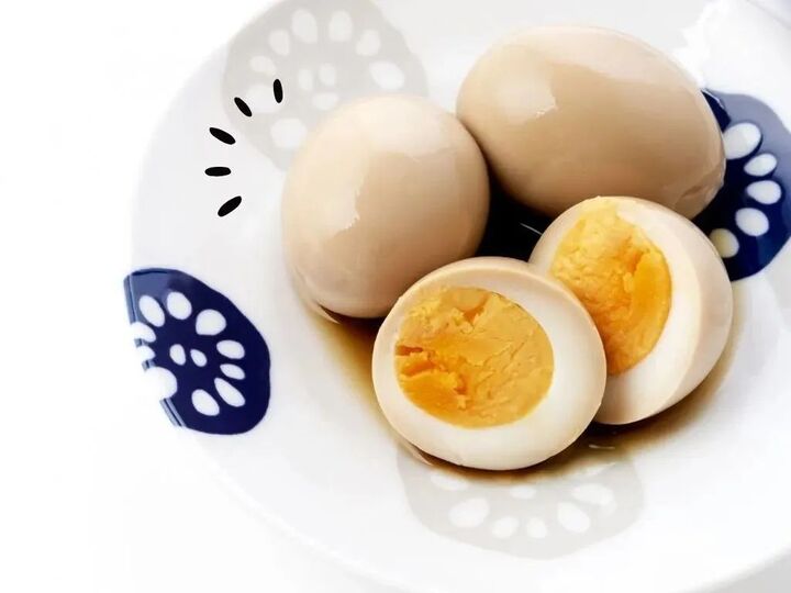 【ヘトヘトでも節約レシピ】調味液半分でOKの美味しい「煮卵」の作り方。「翌朝はもっと美味しくアレンジできます♪」