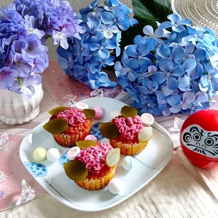 ラムネが爽やか！甘酸っぱいラズベリー餡のハート紫陽花カップケーキ