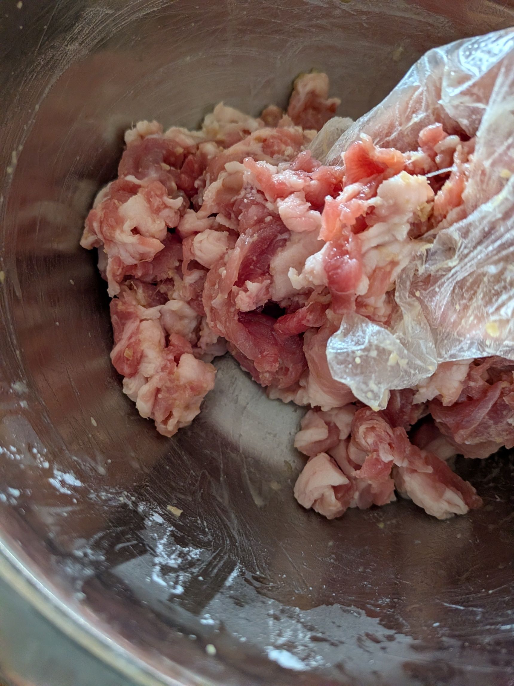 1、豚肩ロース薄切りを粗みじん切りにする。◯で下味をつける。