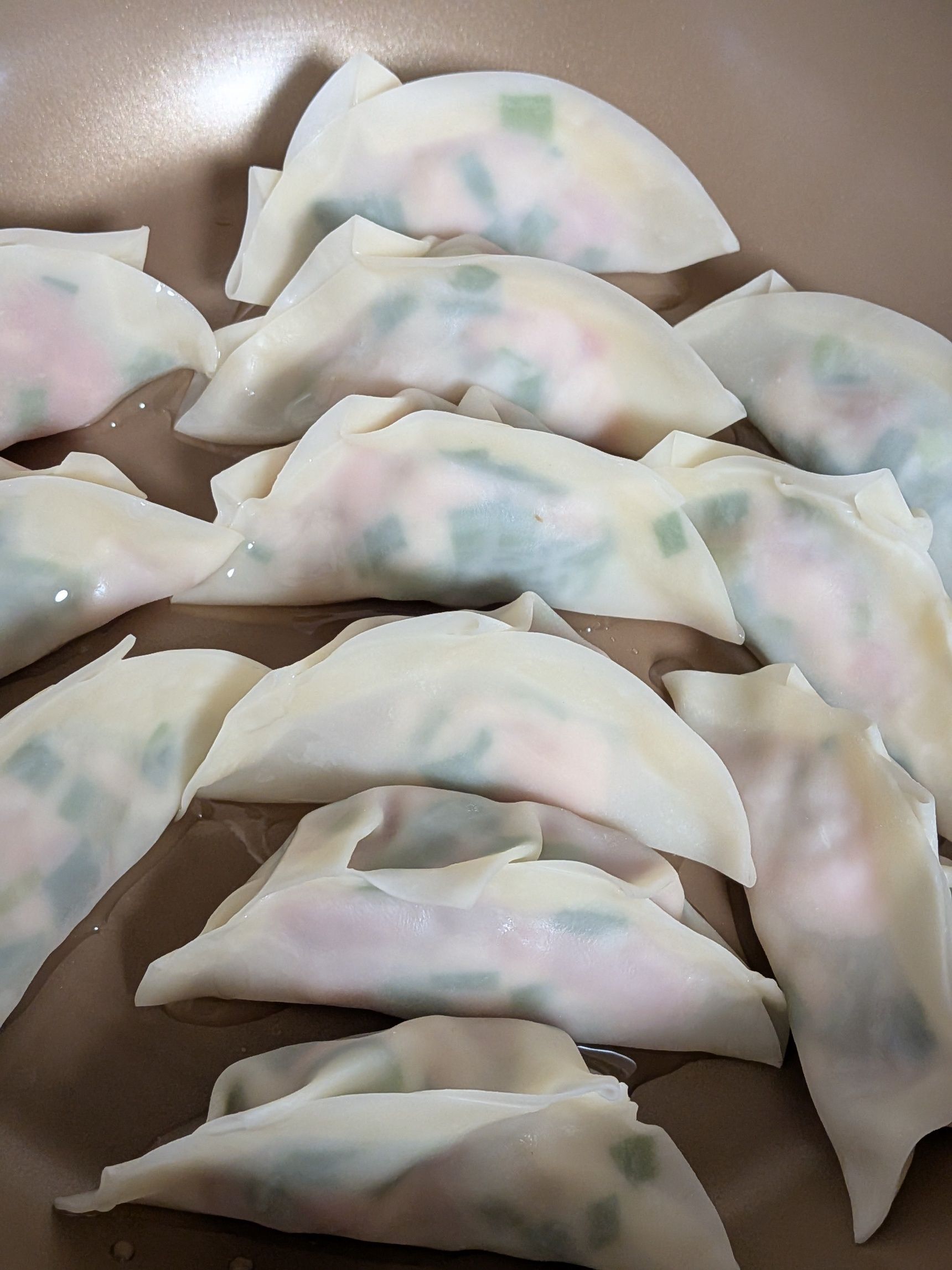 3、工程1を餃子の皮で包む。