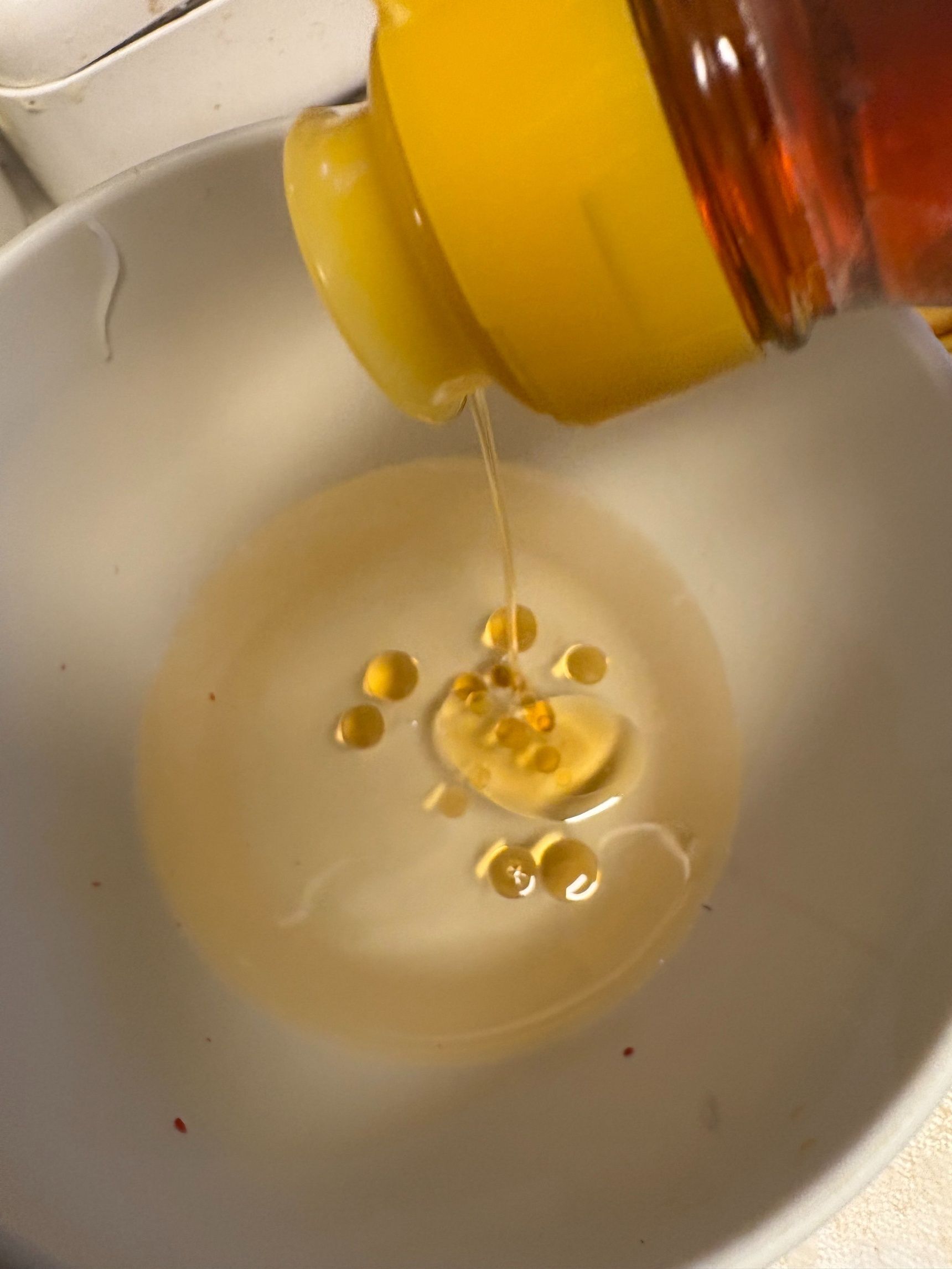 カンタン酢にごま油を垂らします。