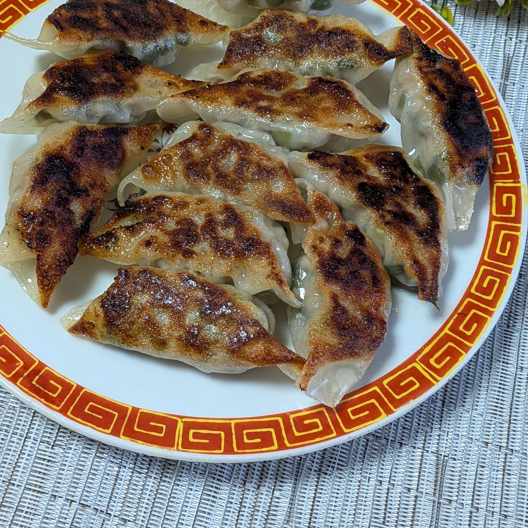 4、フライパンに油を入れて工程2を焼く。半量を先に焼く。綺麗な焼き目をつけ、皿に取り出す。