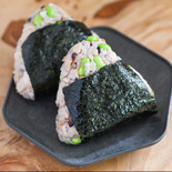 冷めてもおいしい！塩鮭と枝豆のおにぎり