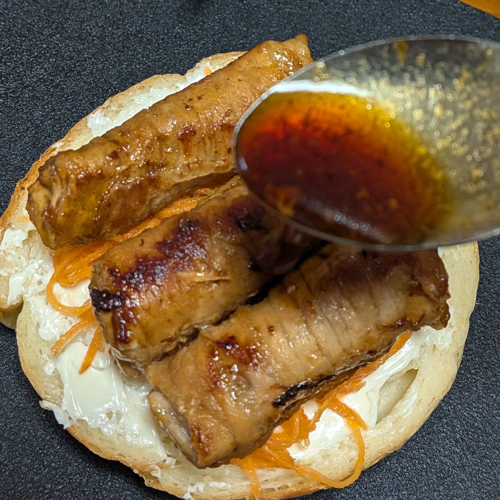 7、人参→豚肉の生姜焼き→生姜焼きのタレをかける。