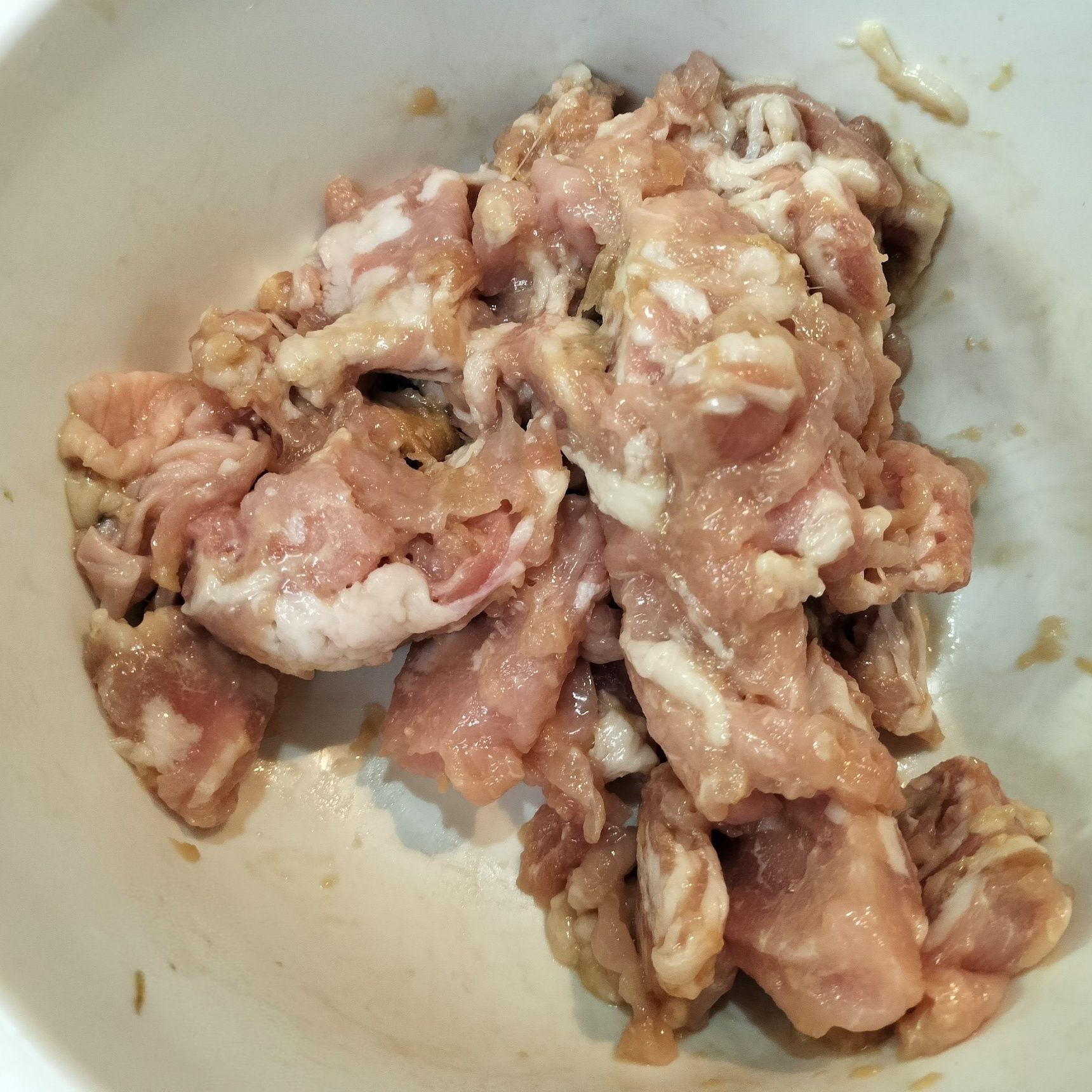 2. 豚ロース肉を大雑把にせん切り切る→ボウルに入れる→材料●を加える→しっかりと揉み込み、10分程放置