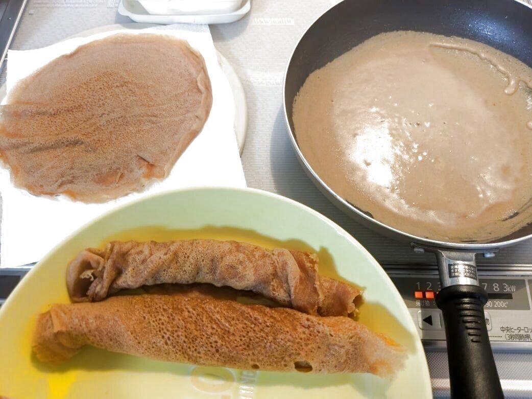 材料を全て混ぜて、熱したフライパンで焼く。