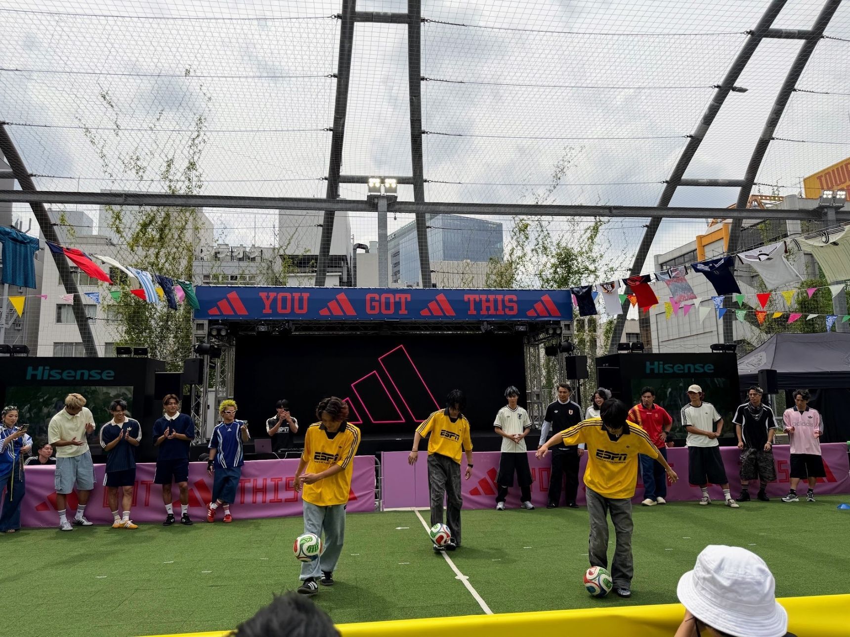 アクロバティックなフリースタイルフットボールショーケースに熱狂！
