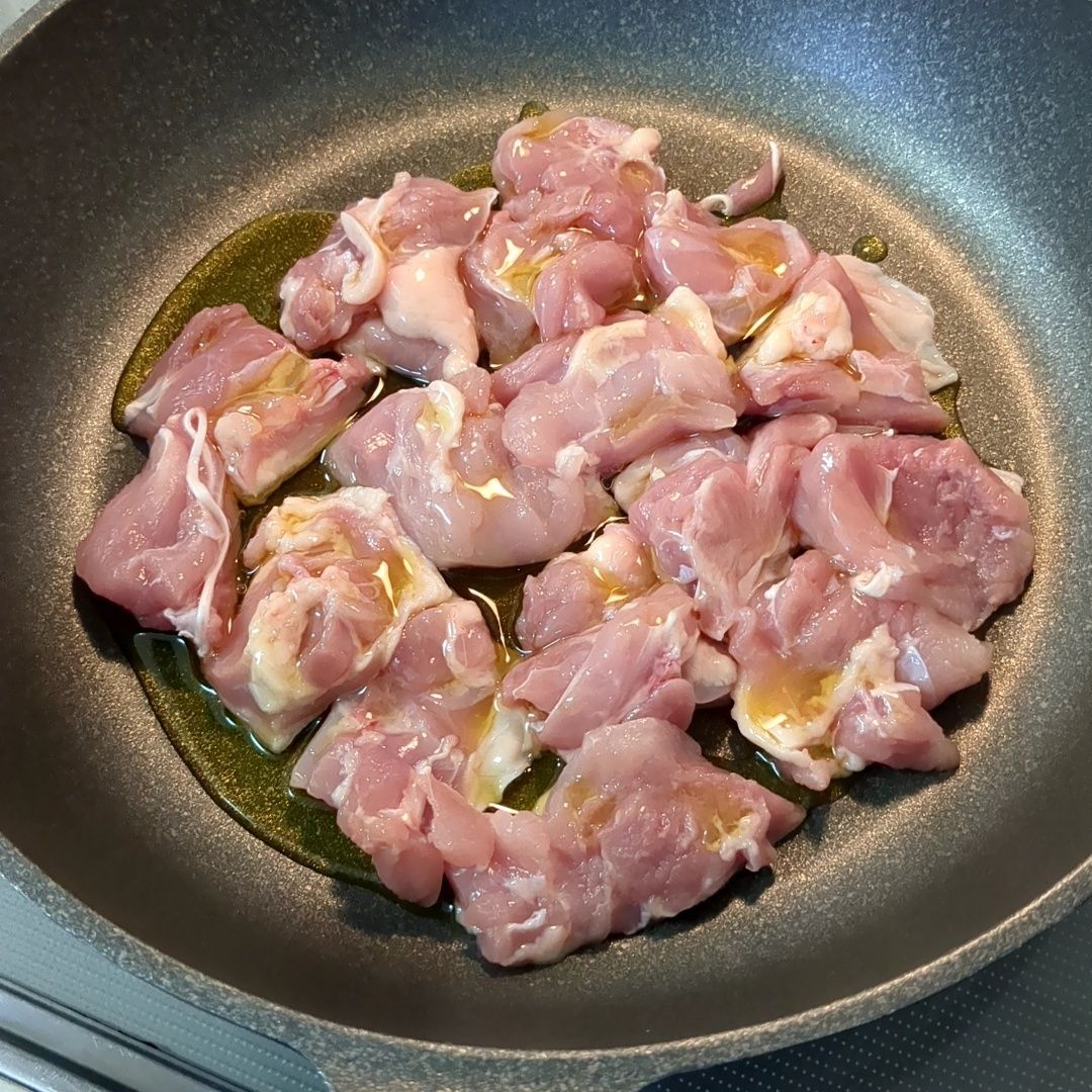 鶏もも肉をフライパンへ。