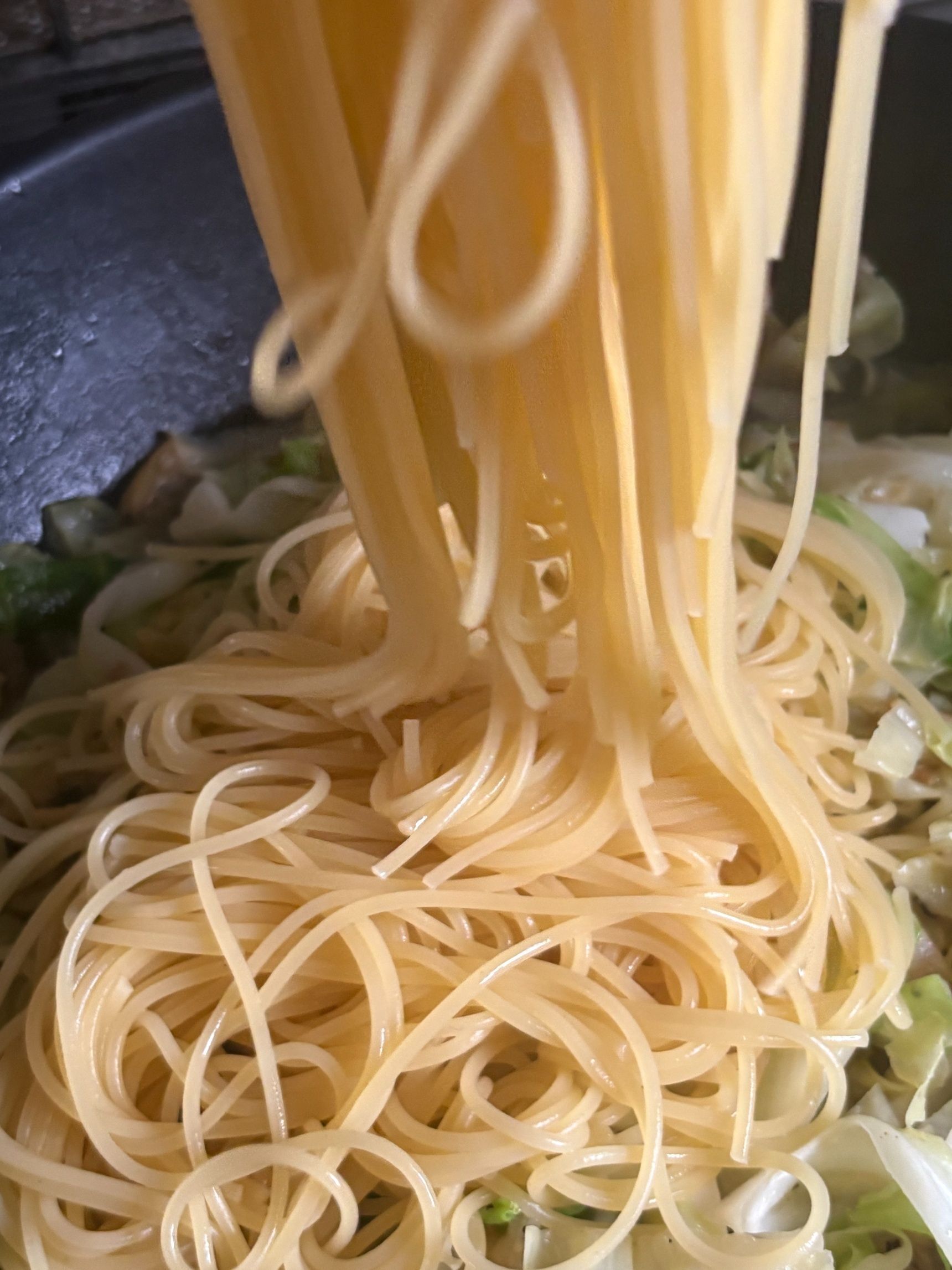 炒めと同時に塩を入れて茹で始めたパスタが丁度アルデンテで茹で上がります。