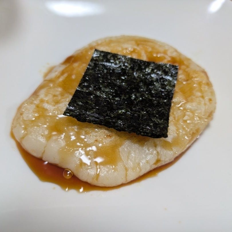 焼けたモチにたれをつけてのりをのせる。