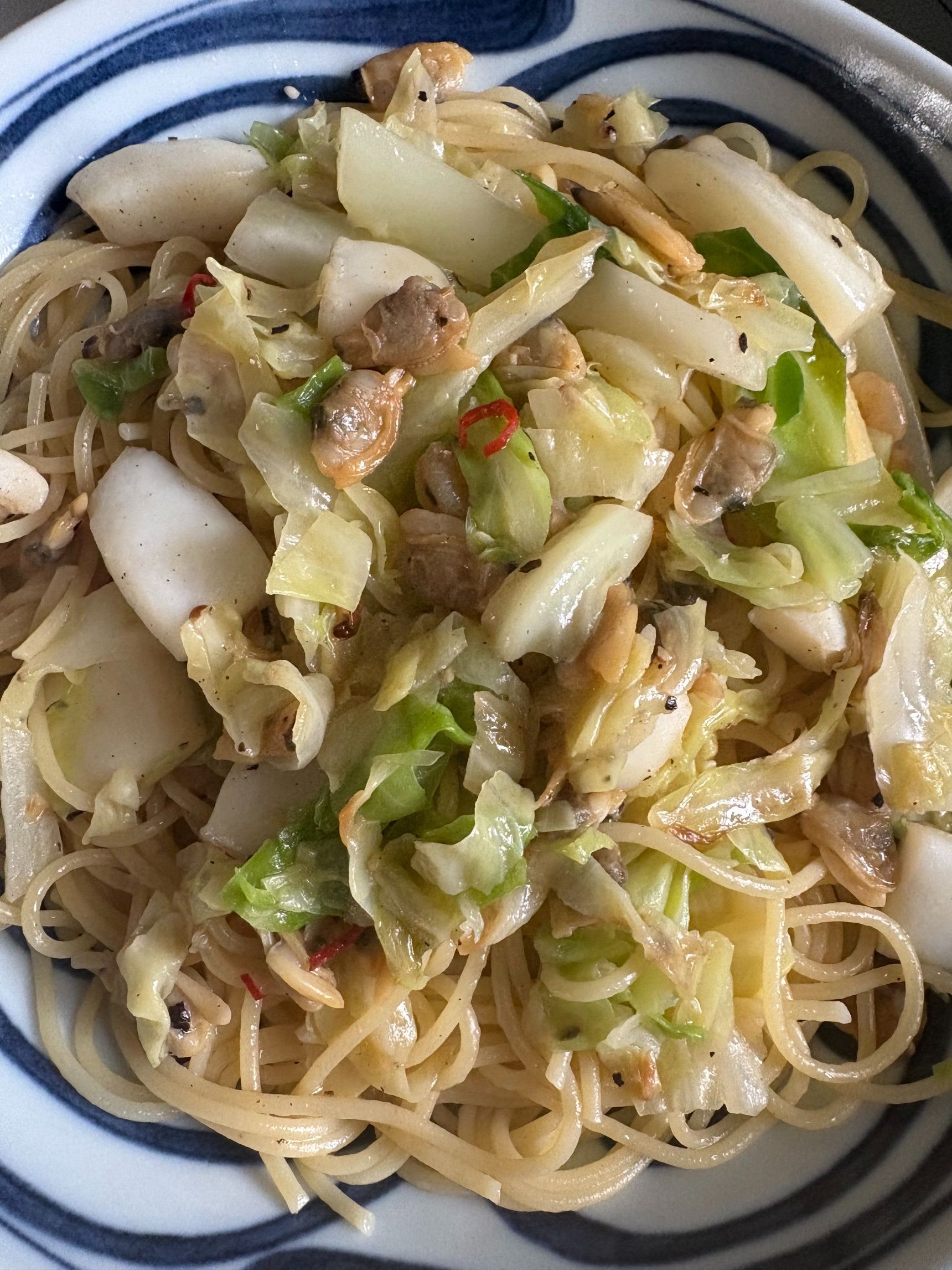 パスタにシーフードの旨味とキャベツの甘味がからみあって凄く美味しいです。