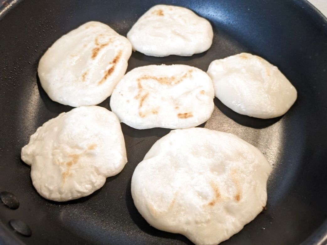 サラダ油を敷いたフライパンで中弱火で焼く。