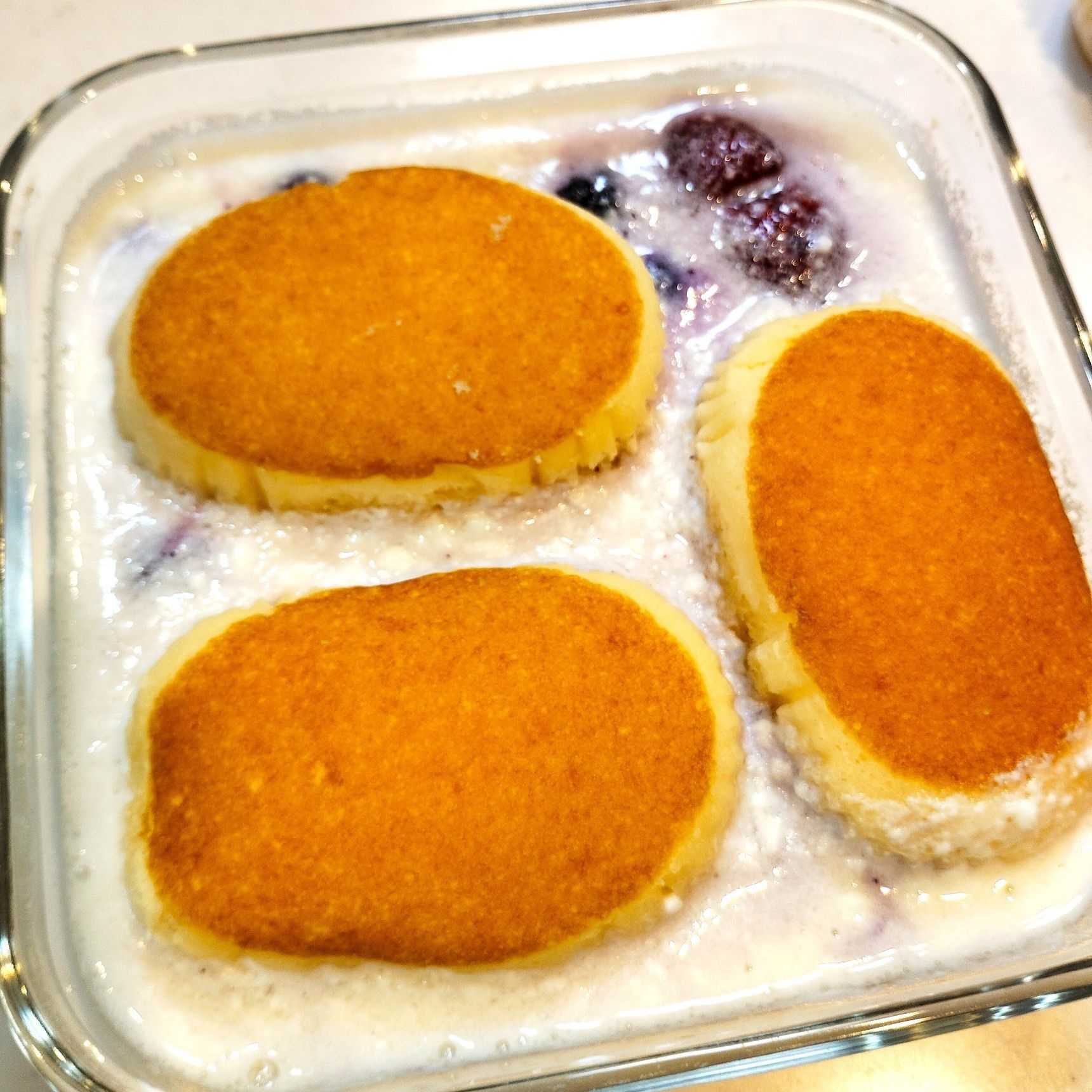 チーズ蒸しケーキをのせる
