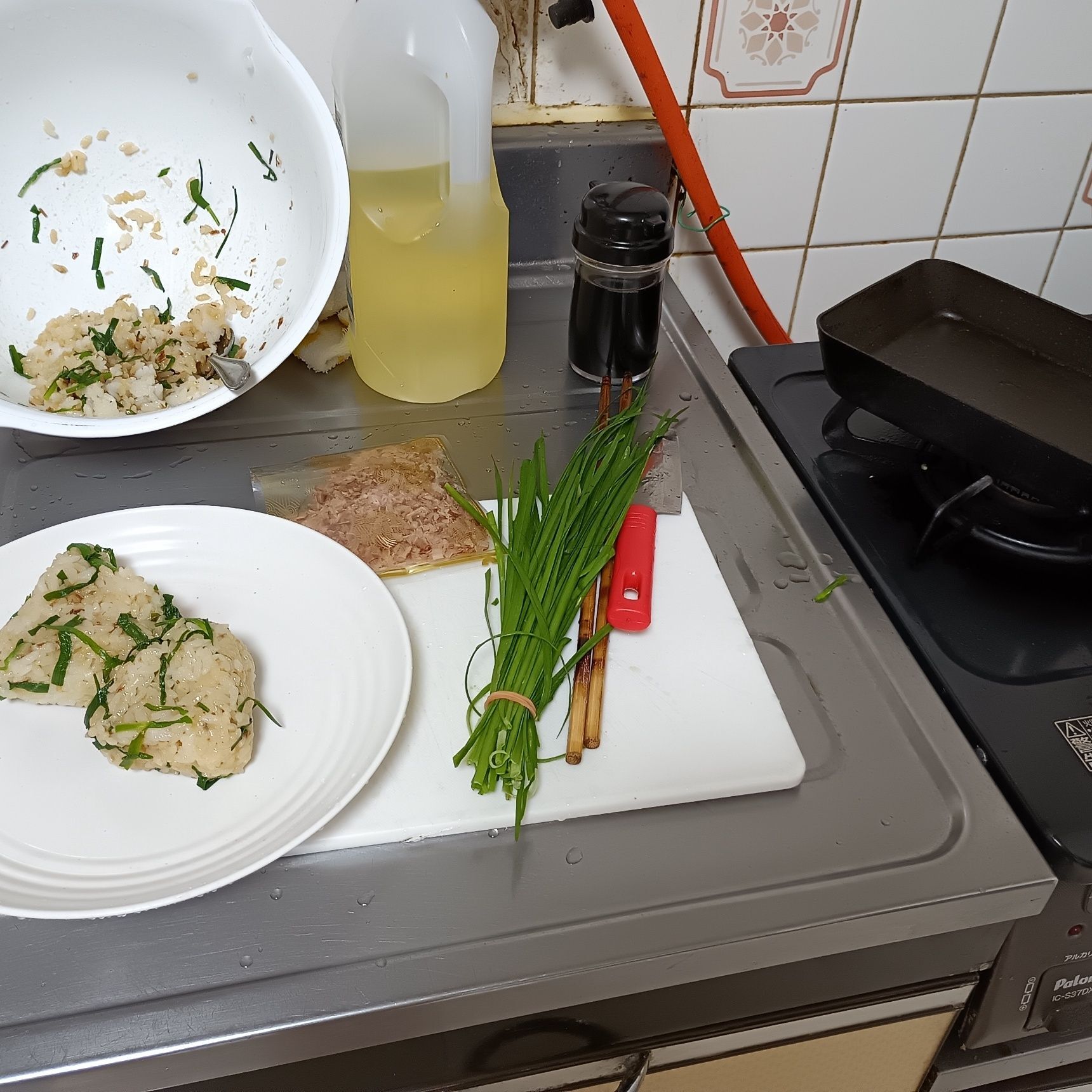 ニラと鰹節のおにぎり。夜食や小腹が空いたとき、食欲のないときにどうぞ