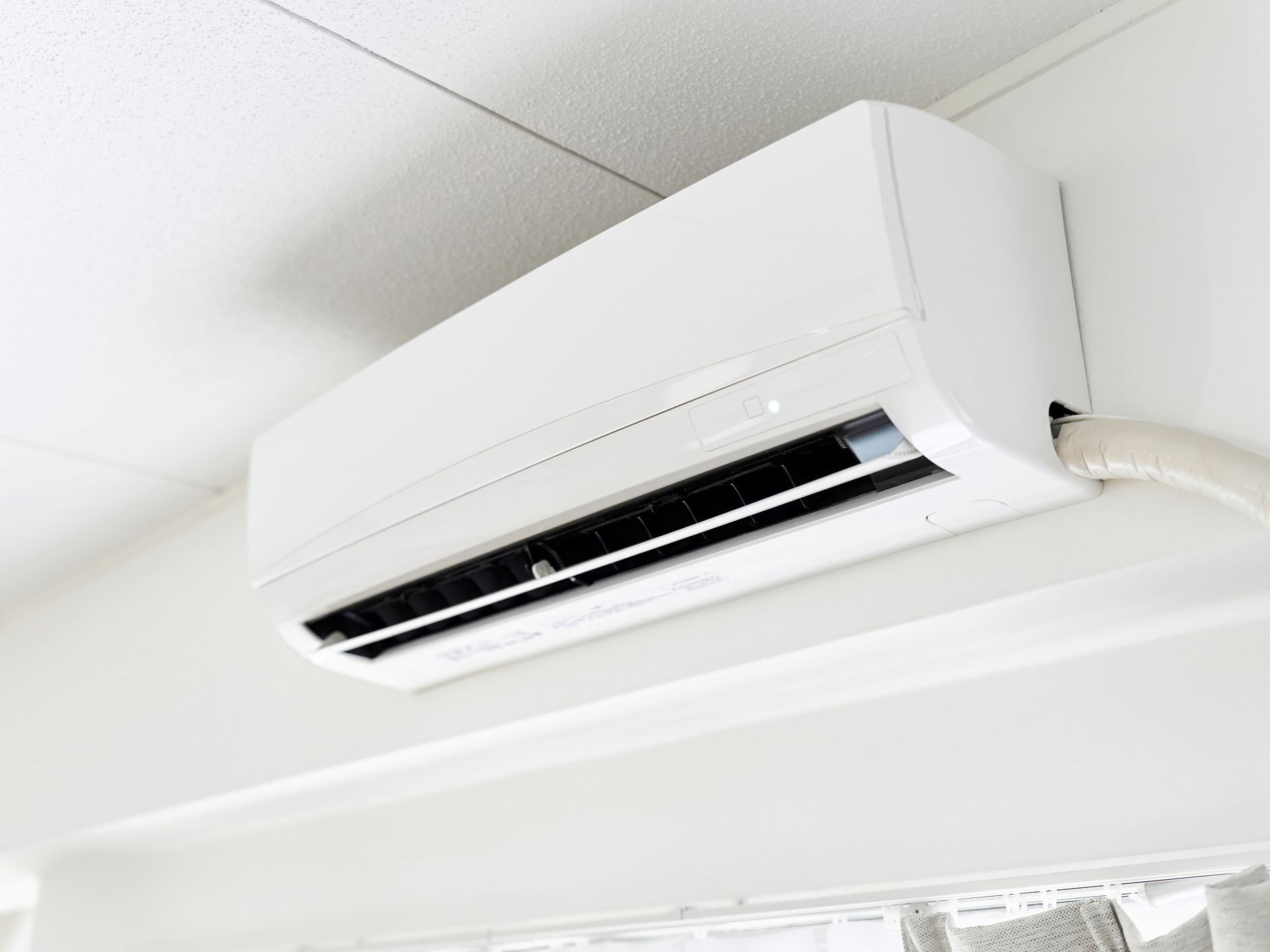 【夏本番前】エアコンから焦げくさいにおい！？大惨事を防ぐために今すぐチェックしたいエアコン・扇風機の注意点