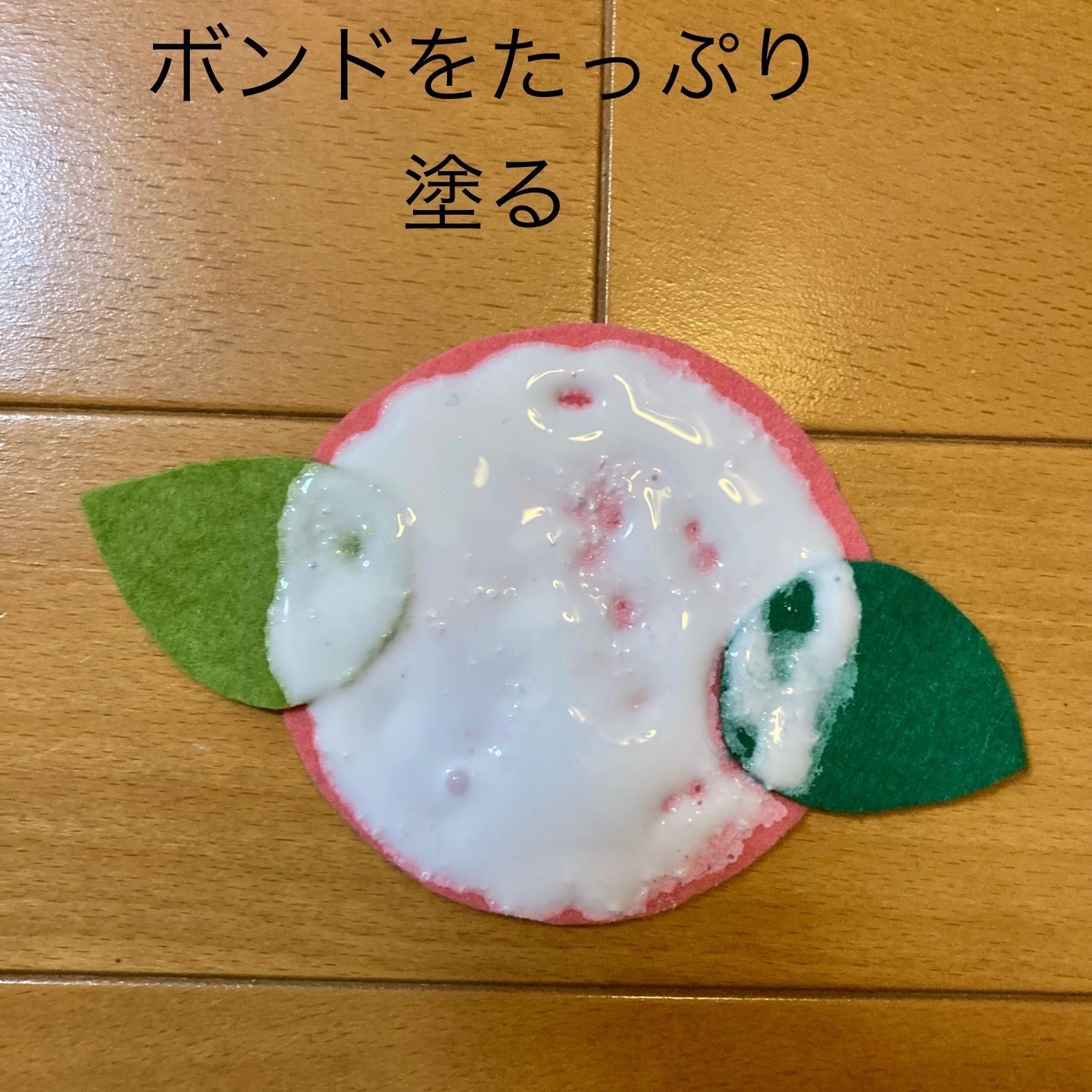 ③土台布にボンドを付ける。