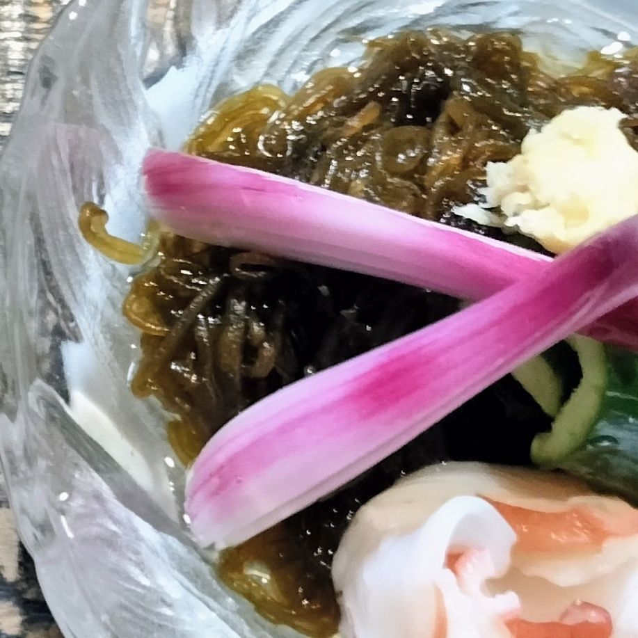 2、赤らっきょうの塩麹漬けを縦に4等分して添える