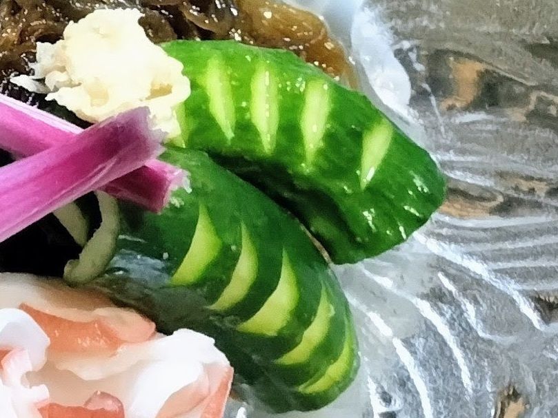 3、きゅうりを縦半分に切ってから2等分する→飾り切りをして添える